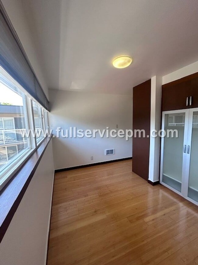 Building Photo - Alki Beach Living! Comfy 1 BD! Puget Sound Views! Super Sunsets!