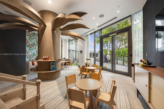 Building Photo - 2831 S Bayshore Dr