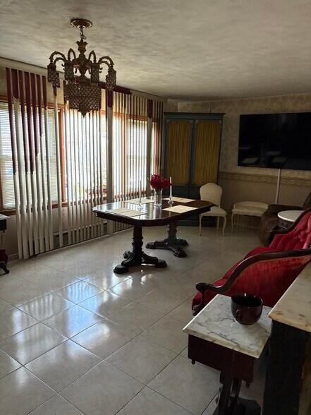 Living room - 752 E 88th St