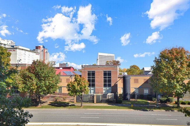 Building Photo - 101 S Tryon St
