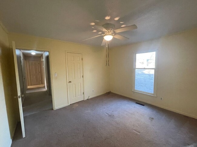 Building Photo - 3 bedroom 2 bathroom  house available now!  Bonus Room!