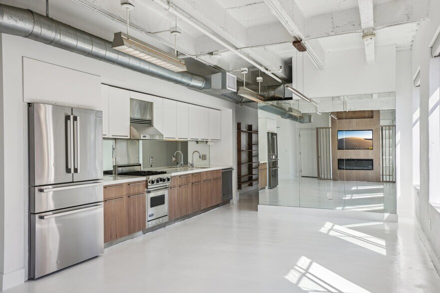 Building Photo - 6253 Hollywood Blvd