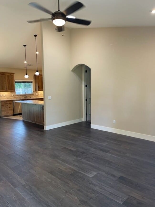 Building Photo - 3 Bedroom Home in Mistletoe Neighborhood