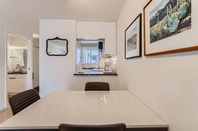 Building Photo - Pearl Street 1BR | Walkable, Remodeled, Covered Parking