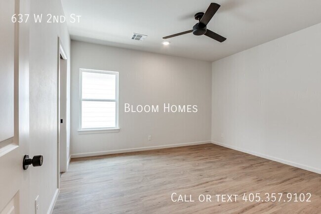 Building Photo - 637 W 2nd St