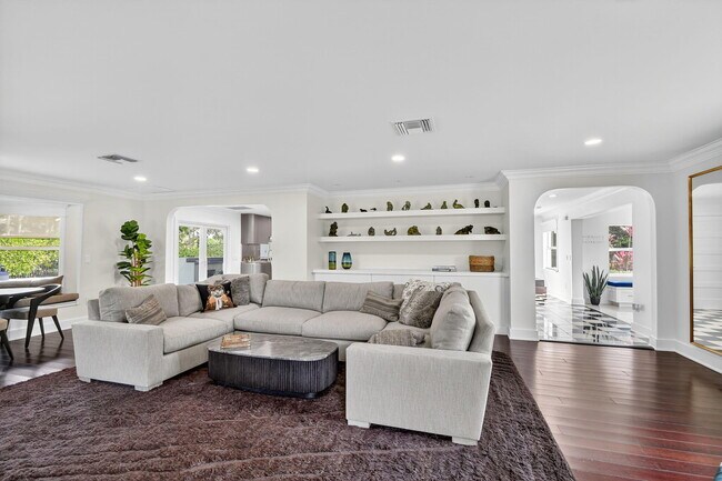 Building Photo - 2900 Greenbriar Blvd