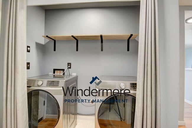 Building Photo - Modern 4 bed 2.5 Bath Home