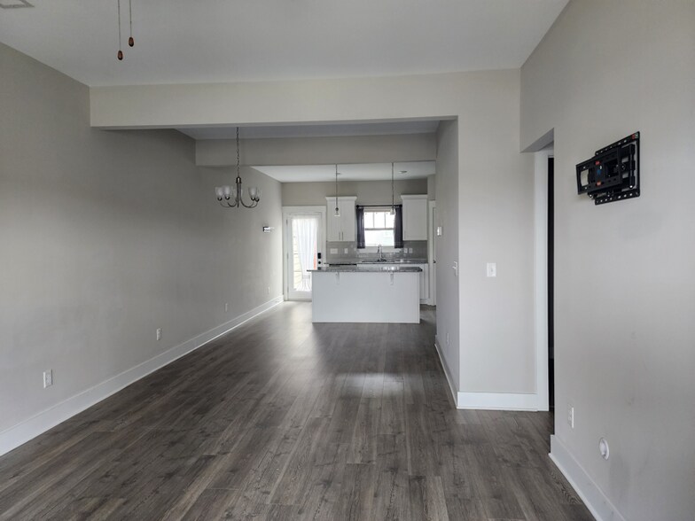 Building Photo - 1527 White Tip Ln