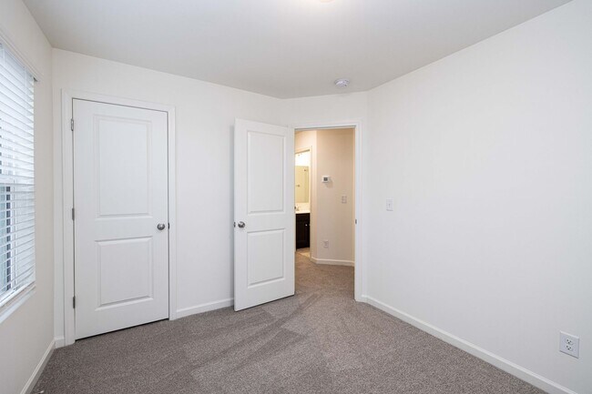 Building Photo - Beautiful 3 Bedroom Townhome Near I-85 – AVAILABLE SEPTEMBER 2026