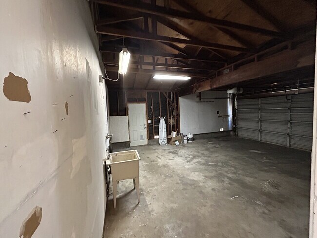 Building Photo - Refreshed 4bed 2bath in Roseville