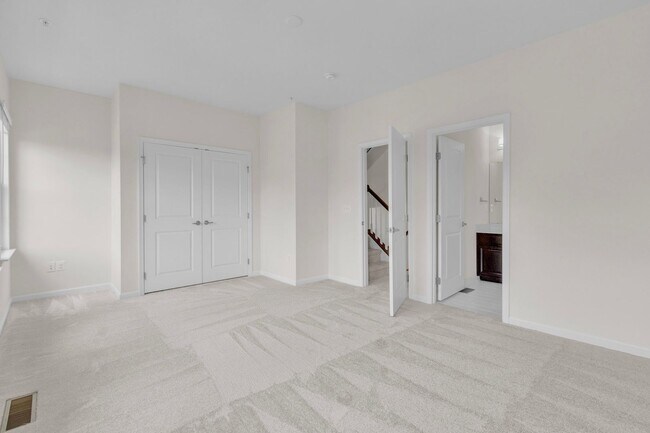 Building Photo - Luxurious 4 Bed 4.5 Bath Brick Townhome In...