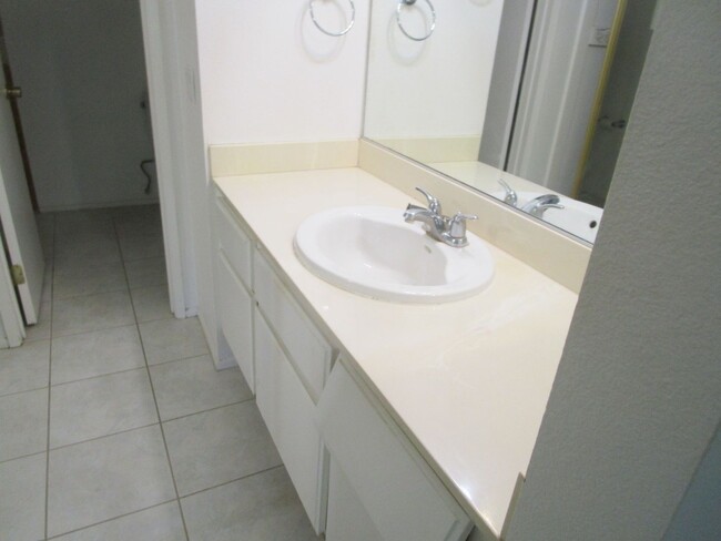 Building Photo - Beautiful 2 Bed / 2.5 Bath Condo in Fullerton