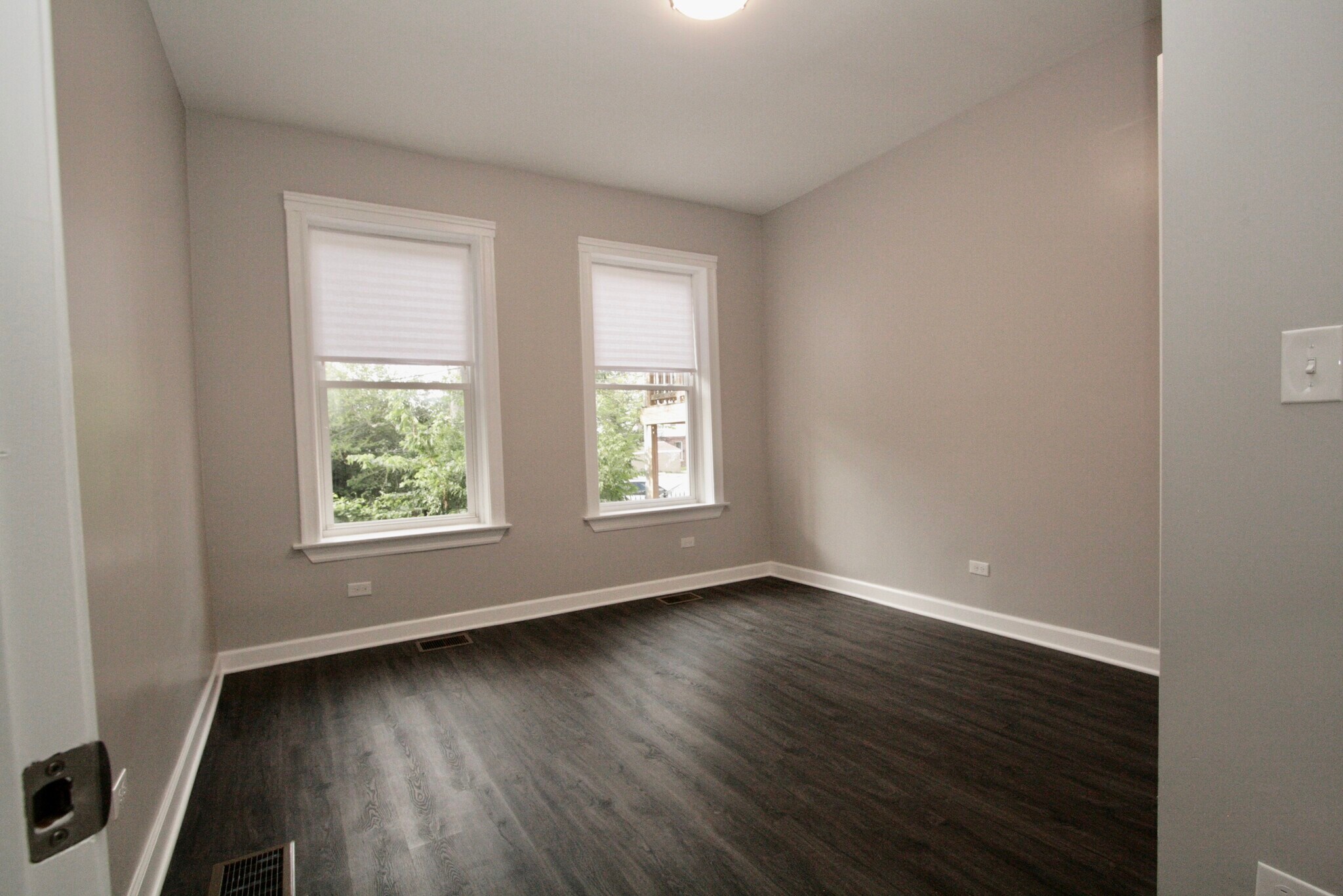 Building Photo - 1406 E 69th Pl
