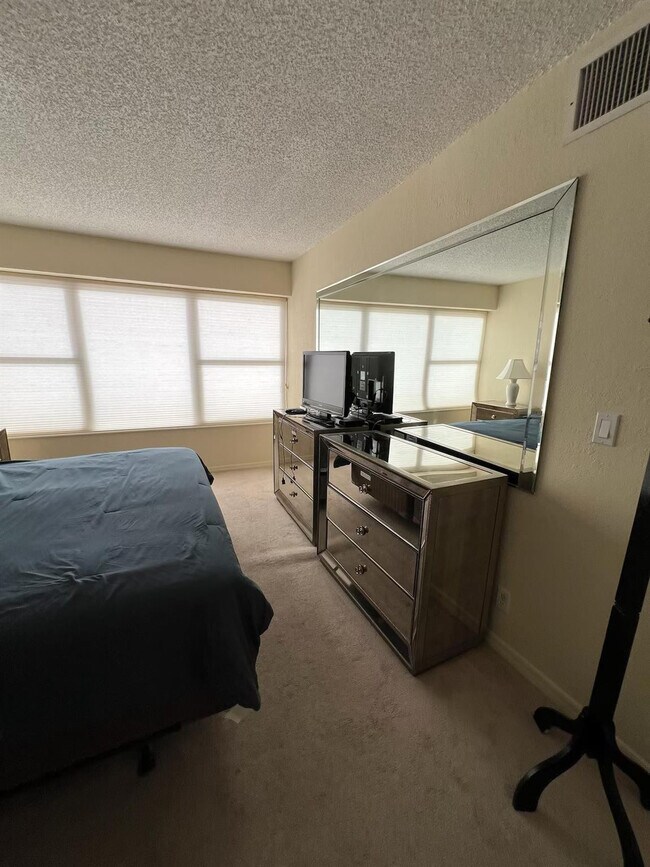 Building Photo - 3800 Galt Ocean Dr