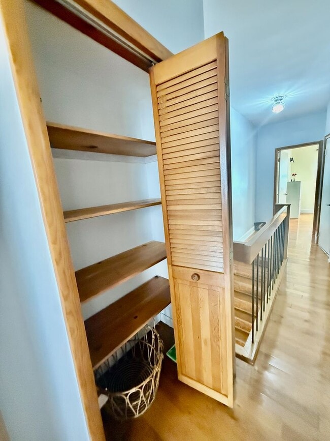 Building Photo - SPACIOUS & MODERN 3 BED/1.5 BA HOUSE w/ Central AC-HARDWOOD Flooring-WASHER/DRYER & Rear PATIO in...