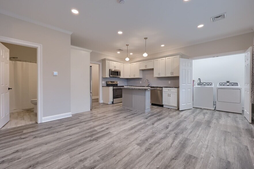 Building Photo - 231 E Main St