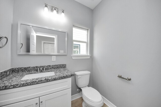 Building Photo - 406 N 4th St