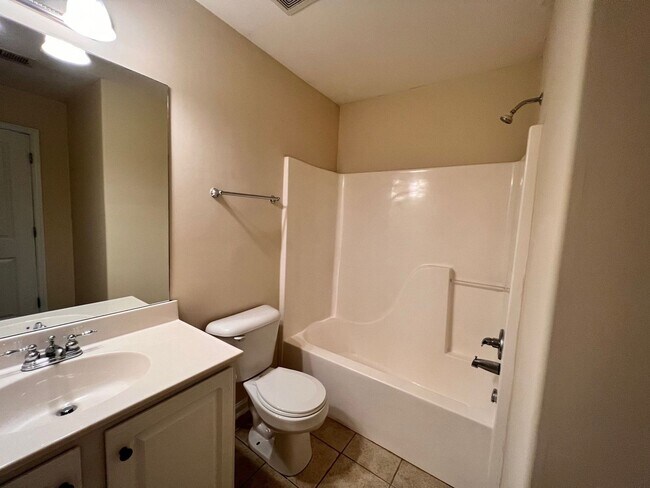 Building Photo - 4 Bedroom House in The Retreat  1/2 OFF SE...