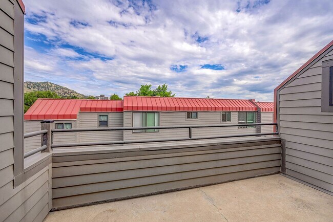 Building Photo - Beautiful downtown Penthouse. 1 bed/1 bath