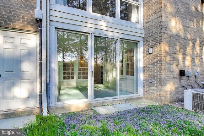 Building Photo - 5707 Brewer House Cir