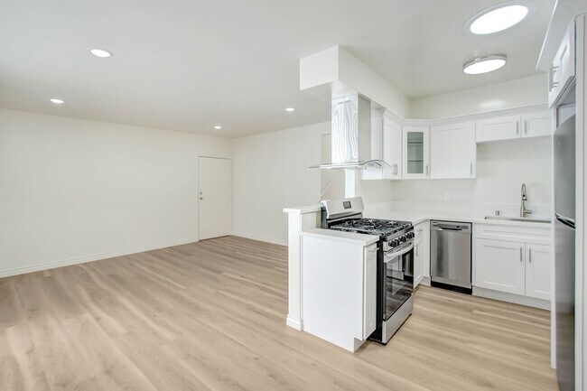 Building Photo - 1121 California Ave