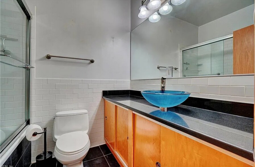 Main bath - 520 W Olney Rd