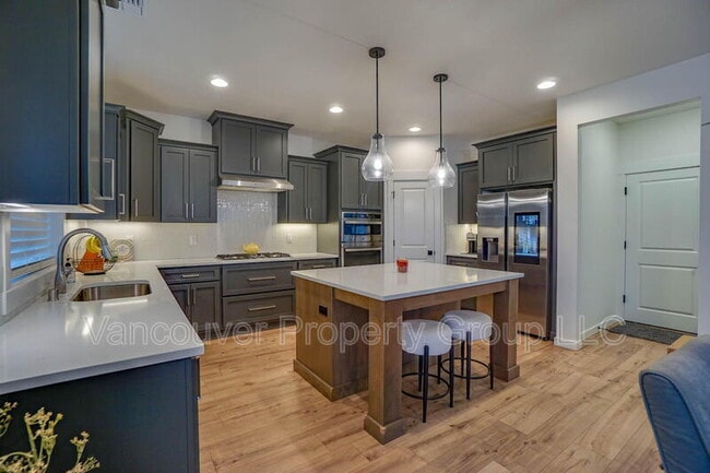 Building Photo - 737 SE 38th St