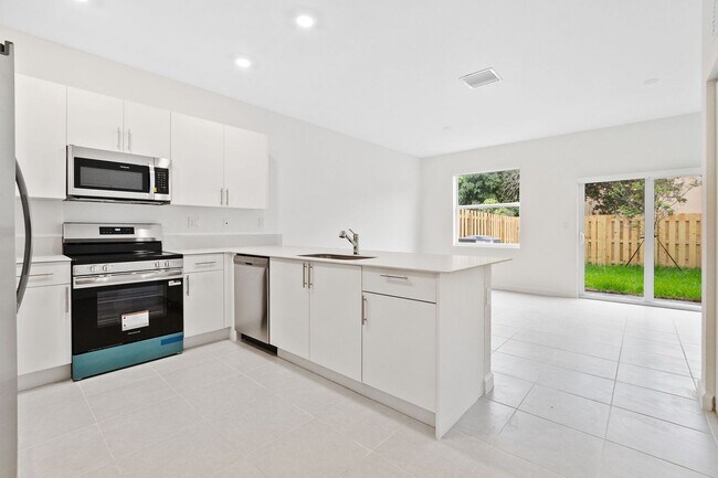 Building Photo - Modern 3-Bedroom Townhome with Private Backyard in Homestead