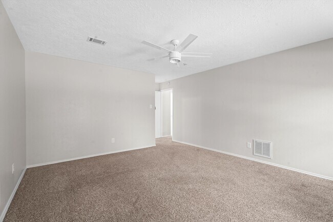 Building Photo - 16015 Southampton Dr