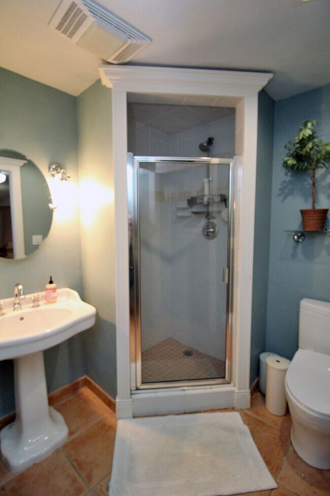 Building Photo - 2343 NE 21st Ave