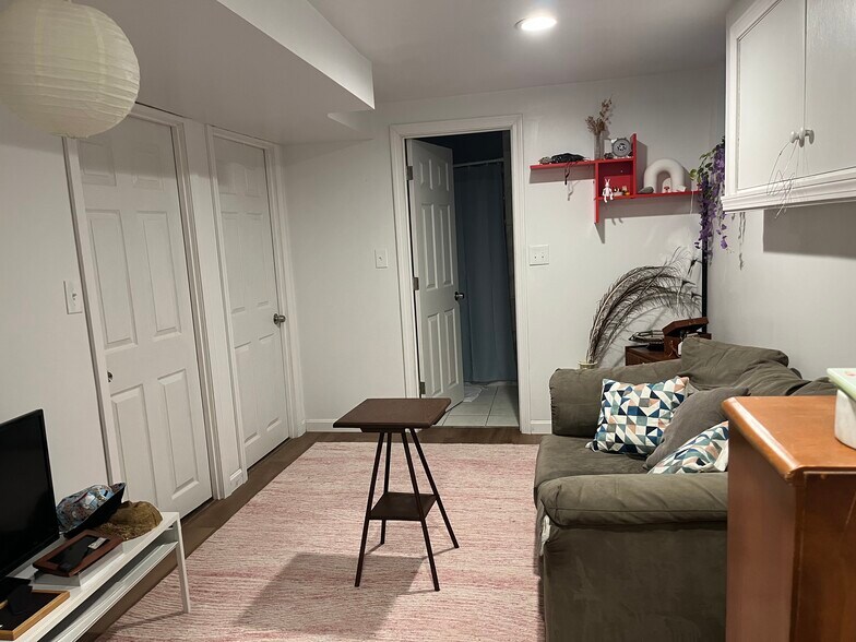 Sub-level eating/living area - 17 Hardwick St