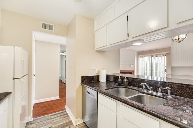 Building Photo - 7140 N Holiday Dr