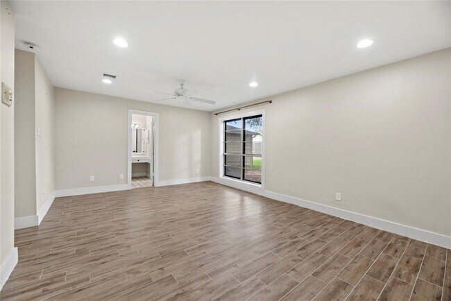 Building Photo - 2219 Briarview Dr