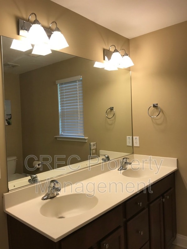 Building Photo - 4055 Hartland St