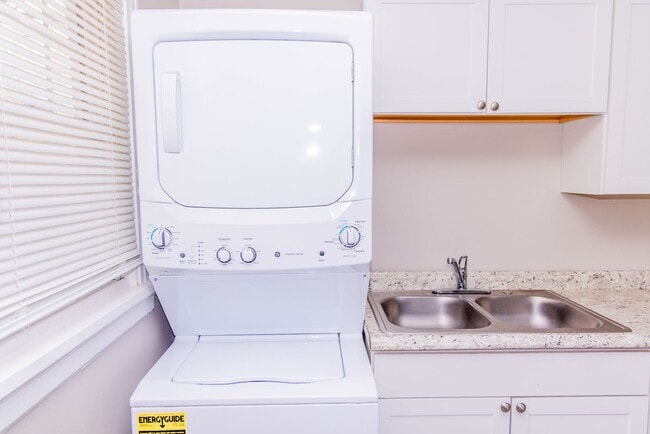 Building Photo - 1/2 Off 1st Month's Rent!! 2 bedroom House in the Randolph Community