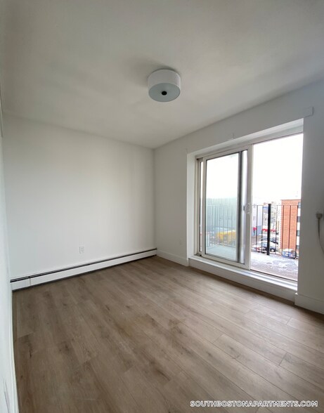 Building Photo - 741 E 6th St