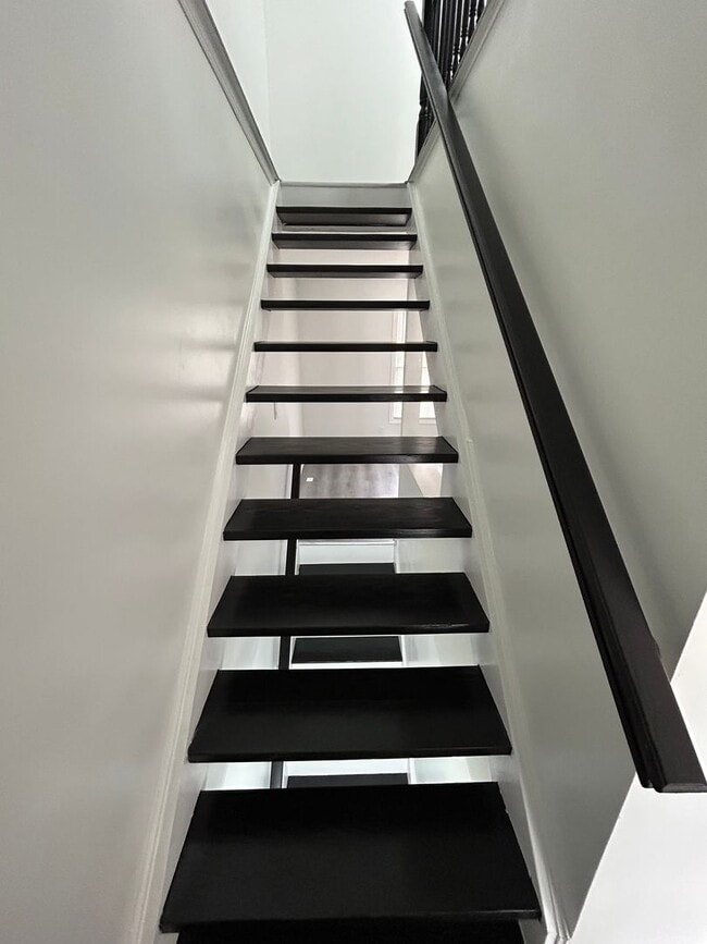 Building Photo - 658 Corsica Ave