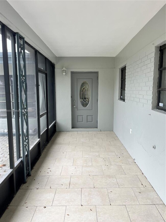 Building Photo - $3,000MONTHLY;1608 S 19TH AVE #HOUSE HOLLY...