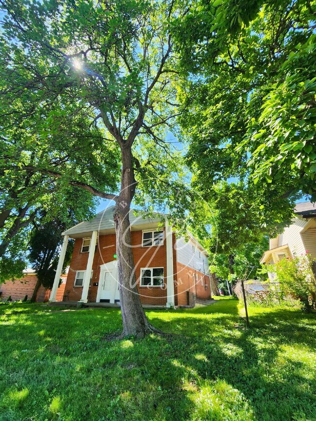 Building Photo - Beautifully updated 2 story 2 bed townhome! Central air!