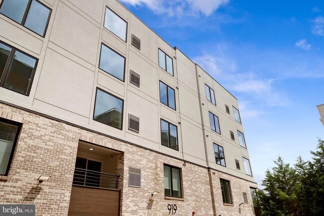 Building Photo - 919 12th St NE