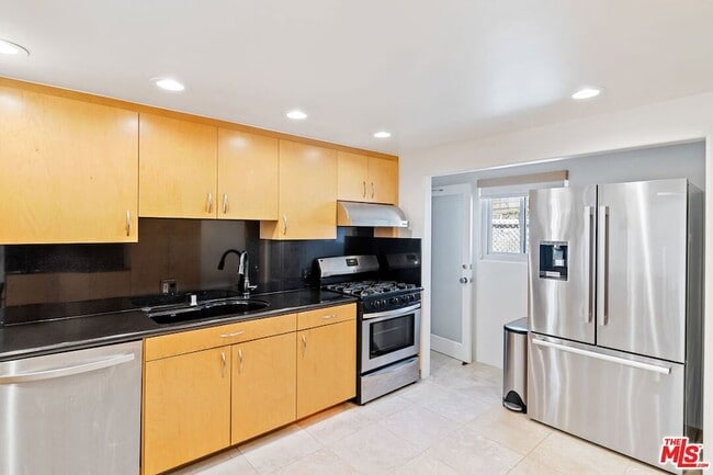 Building Photo - 516 1/2 Hill Street Unit