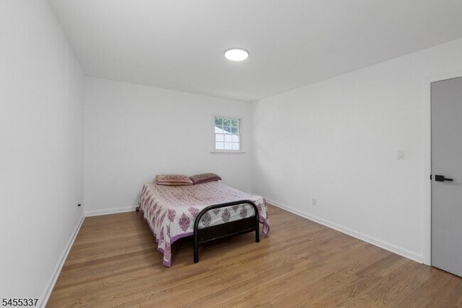 Building Photo - 33 Larchmont Rd