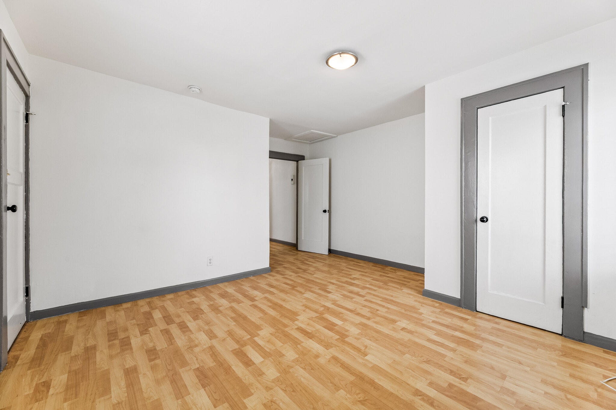 Building Photo - 1339 S Sycamore Ave