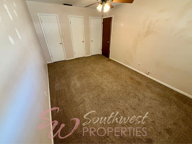 Building Photo - Location! Location! Easy walk to campus! 2 bedroom duplex!