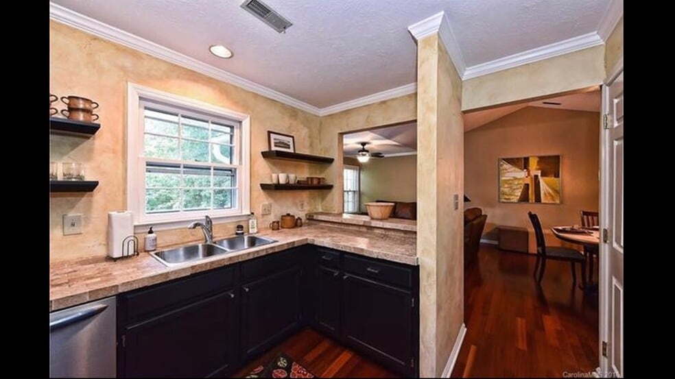 Building Photo - 3300 Selwyn Farms La