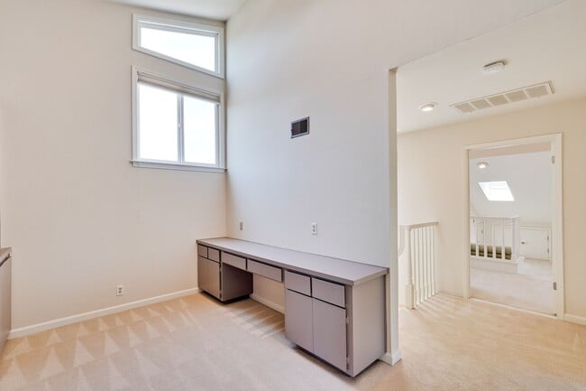 Building Photo - $8500-Mountain View  4 bedroom 3 baths in great neighborhood!