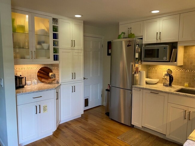 Building Photo - Spacious 2BR/1.5BA Townhouse Available February 15th!!  Great West End Location!!