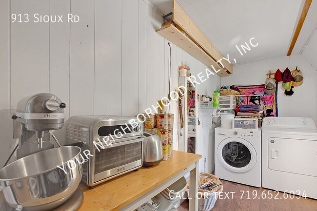 Building Photo - 913 Sioux Rd