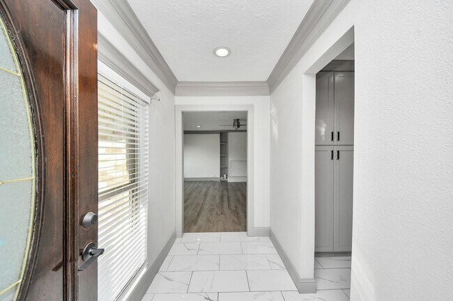 Building Photo - 4503 Hollybrook Ln