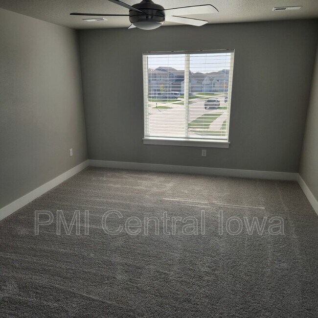 Building Photo - 1355 SE Parkview Crossing Dr